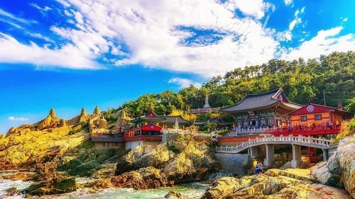 “Đa số du khách của chúng tôi muốn chụp ảnh vào ban ngày khi tham quan chùa Yonggungsa,” Jung “JJ” Jiho, một trong những người sáng lập công ty du lịch Hàn Quốc Lecirt, vui vẻ nói.