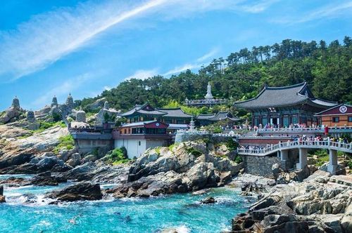 Việc sẵn sàng hỗ trợ du khách chụp những bức ảnh hoàn hảo để đăng lên Instagram đã trở thành một phần công việc thường nhật của hướng dẫn viên du lịch hiện nay.