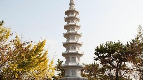Vị trí của chùa được chọn theo nguyên tắc pungsu jiri, tương tự như phong thủy - vị trí giữa núi và biển được coi là may mắn.