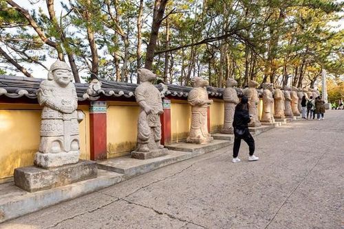 Sự tương phản giữa những bức tượng Phật trắng cao vút với những vách đá hùng vĩ và những con sóng vỗ bờ vô cùng ấn tượng, và đó không phải là sự trùng hợp ngẫu nhiên.