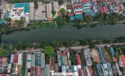 Nhiều xưởng sản xuất nhỏ mọc đan xen trong khu dân cư. Theo phản ánh của người dân, nước thải từ các cơ sở này vô tư đổ thẳng ra sông qua hệ thống thoát nước chung.