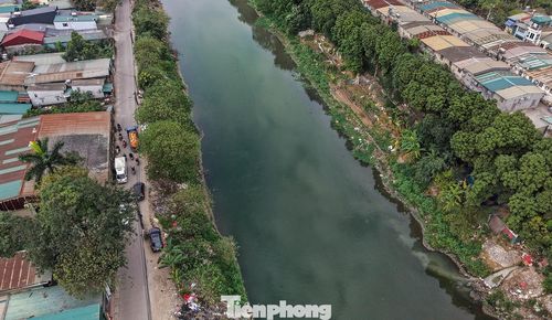 Hành lang ven sông bị lấn chiếm tại nhiều vị trí. Nhà ở, công trình tạm dựng sát mép nước, khiến việc tiếp cận bờ sông gặp khó khăn. Không ít đoạn không có lối xuống, gây trở ngại cho việc thu gom rác và nạo vét.
