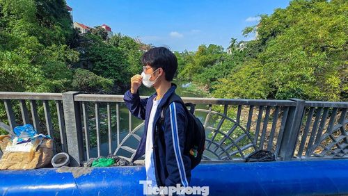 Mùi hôi nồng nặc khiến người đi đường phải bịt kín mũi khi đi dọc bờ sông. Tình trạng ô nhiễm này càng trở nên tồi tệ vào những ngày nắng nóng hoặc khi nước tù đọng.