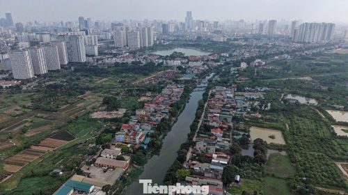 Theo báo cáo của Cục Quản lý Tài nguyên nước - Bộ Nông nghiệp và Môi trường, nhiều hệ thống sông ngòi ở Việt Nam đang ô nhiễm đến mức trầm trọng, mất đi chức năng của một dòng sông tự nhiên, trở thành nơi chứa và dẫn nước thải. Trong bối cảnh đó, sông Nhuệ vẫn là tuyến tiêu thoát nước quan trọng khu vực phía tây Hà Nội. Tuy nhiên, tình trạng ô nhiễm kéo dài, cùng việc dòng chảy bị thu hẹp và cản trở, đang làm gia tăng nguy cơ úng ngập mỗi khi mưa lớn xảy ra.