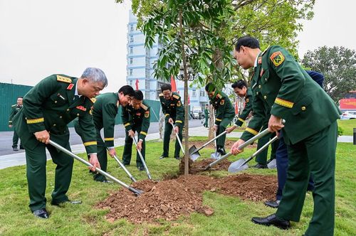 Lãnh đạo Bộ Quốc phòng cùng các đại biểu trồng cây lưu niệm tại Bộ Tư lệnh Đặc công.