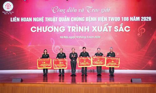 Trung tướng, GS.TS Lê Hữu Song - Giám đốc Bệnh viện Trung ương Quân đội 108, trao Cờ tặng 5 chương trình xuất sắc.
