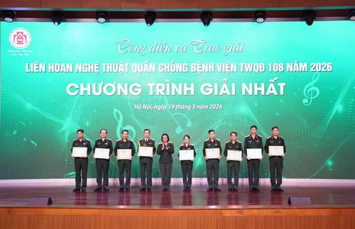 Trung tướng, PGS.TS Nguyễn Hoàng Ngọc - Phó Giám đốc Bệnh viện Trung ương Quân đội 108, trao Bằng khen tặng các chương trình đoạt giải Nhất.