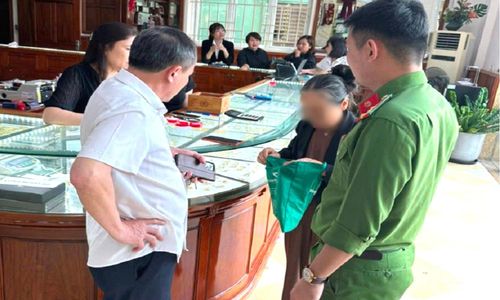 Lực lượng Công an can thiệp kịp thời khi cụ bà chuẩn bị bán vàng.