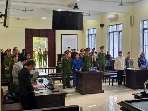 Bị cáo nghe HĐXX tuyên án.