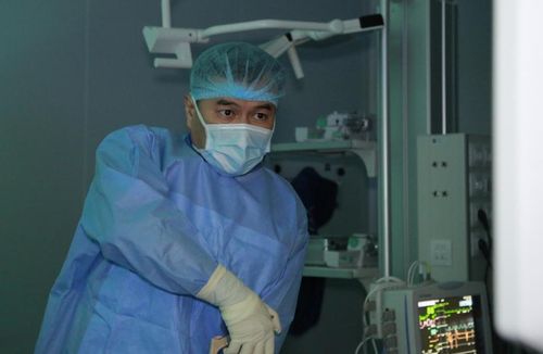 Bác sĩ Tiến mổ cho người bệnh. Ảnh: BVCC.