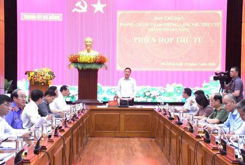 Bí thư Thành ủy Đà Nẵng Lê Ngọc Quang chỉ đạo phiên họp. Ảnh: Thương Đào