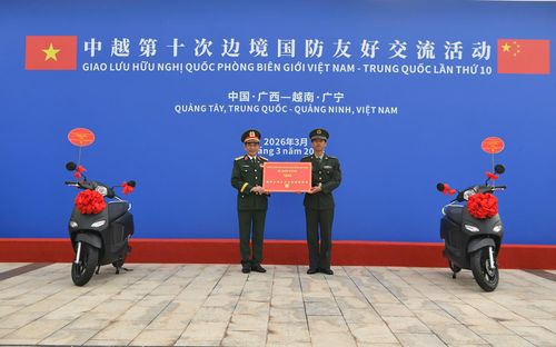 Đại tướng Phan Văn Giang trao quà của Bộ Quốc phòng Việt Nam tặng Đại đội Biên phòng Đông Hưng. Ảnh: Tuấn Huy