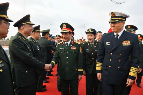 Bộ trưởng Quốc phòng Trung Quốc giới thiệu với Đại tướng Phan Văn Giang thành viên đoàn đại biểu của Trung Quốc. Ảnh: Tuấn Huy