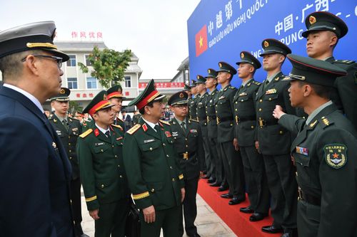 Đại tướng Phan Văn Giang trò chuyện với cán bộ, chiến sĩ Đại đội Biên phòng Đông Hưng. Ảnh: Tuấn Huy