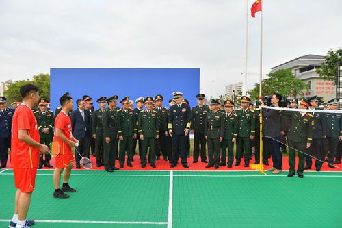 Hai bên giao lưu thể thao. Ảnh: Tuấn Huy