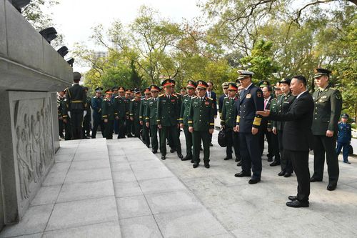 Hai Bộ trưởng tham quan đài tưởng niệm. Ảnh: Tuấn Huy