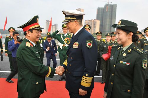 Thượng tướng Đổng Quân đón Đại tướng Phan Văn Giang và đoàn đại biểu Việt Nam sang dự giao lưu. Ảnh: Tuấn Huy