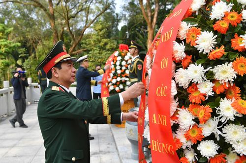 Đại tướng Phan Văn Giang và Thượng tướng Đổng Quân dâng hoa trước Đài tưởng niệm liệt sĩ cách mạng nhân dân Việt - Trung. Ảnh: Tuấn Huy