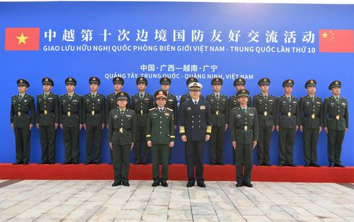 Bộ trưởng Quốc phòng hai nước chụp ảnh cùng cán bộ, chiến sĩ Đại đội Biên phòng Đông Hưng. Ảnh: Tuấn Huy