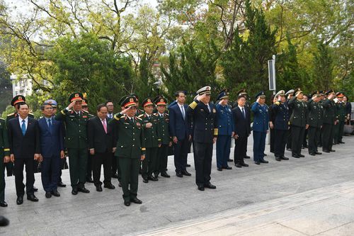 Đoàn đã dành một phút mặc niệm các liệt sĩ cách mạng. Ảnh: Tuấn Huy