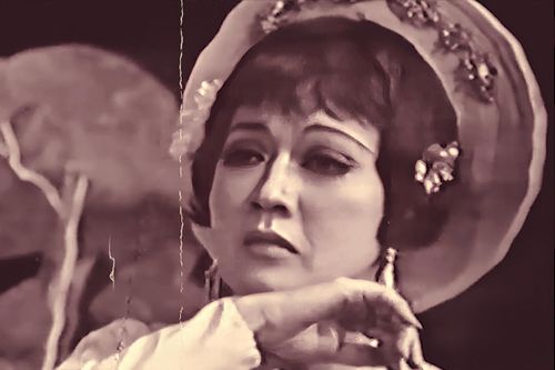"Tiếng trống Mê Linh" gắn liền với tên tuổi của NSƯT Thanh Nga. Sau bà, các nghệ sĩ tên tuổi cũng diễn vai này như: NSND Bạch Tuyết, NSND Ngọc Giàu...