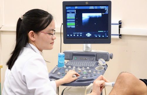Các bác sỹ thuộc nhiều chuyên khoa đã hội chẩn, phối hợp để điều trị dứt điểm cho bệnh nhân