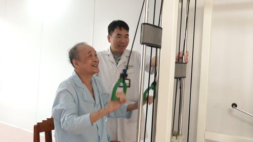 Bệnh nhân vui vẻ tập phục hồi chức năng