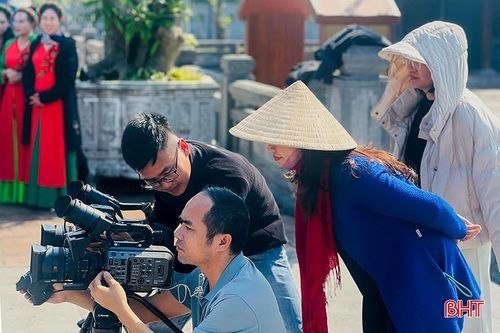 Hoạt động ghi hình ngoại cảnh của đội ngũ đạo diễn, phóng viên, biên tập viên Báo và phát thanh, truyền hình Hà Tĩnh.
