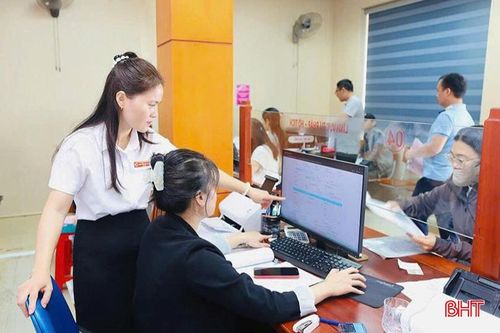 Bà Nguyễn Thị Nga đang hướng dẫn cán bộ thực hiện nhiệm vụ tại Trung tâm Phục vụ Hành chính công xã Thạch Hà.