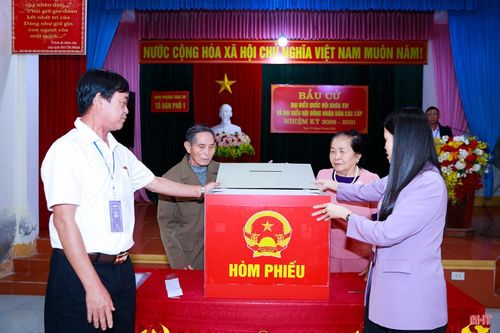 Việc mở hòm phiếu tại các khu vực bỏ phiếu ở phường Sông Trí diễn ra theo đúng quy định.