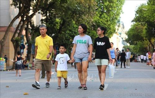 Nhiều bậc phụ huynh đưa con nhỏ đi dạo phố và tham gia các hoạt động vui chơi giải trí, văn hóa xã hội trong những ngày cuối tuần. Ảnh: Thành Đạt/TTXVN