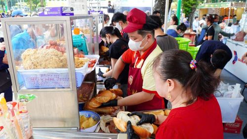 Bánh mì là món ăn yêu thích của người dân và du khách khi đến Việt Nam.