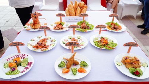 Khu trưng bày 100 món ăn kèm bánh mì được chế biến từ nguyên liệu thủy, hải sản tại Lễ hội Bánh mì Việt Nam lần thứ 3.