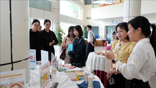 Các đại biểu tìm hiểu kiến thức về chế độ dinh dưỡng sinh ceton.