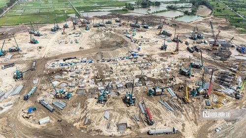 Ghi nhận của Người Đưa Tin tại khu vực xã Thượng Phúc ở phía Nam Hà Nội những ngày này trở nên nhộn nhịp khi công trường thi công sân vận động Trống Đồng – hạng mục trung tâm của Khu đô thị thể thao Olympic.