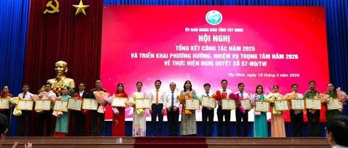 Tặng Bằng khen cho các cá nhân hoàn thành xuất sắc trong thực hiện Nghị quyết 57-NQ/TW. Ảnh: Thanh Bình -TTXVN