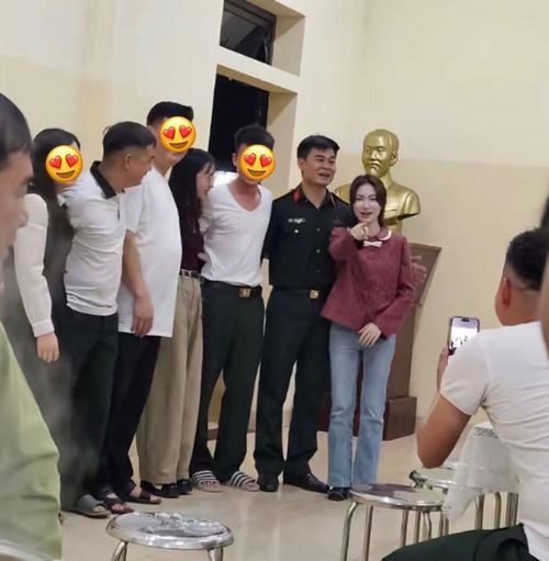 Hòa Minzy e ấp trong buổi "ra mắt". Ảnh: cam
