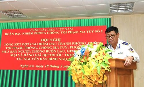 Đại tá Phan Quang Huy, Đoàn trưởng Đoàn đặc nhiệm phòng, chống tôi phạm ma túy số 2 biểu dương những thành tích đã đạt được trong đợt cao điểm 
