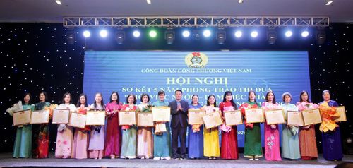 Công đoàn Công Thương Việt Nam tôn vinh tập thể, cá nhân nữ đoàn viên có thành tích xuất sắc trong phong trào "Giỏi việc nước - Đảm việc nhà" giai đoạn 2020-2025. Ảnh: P.C