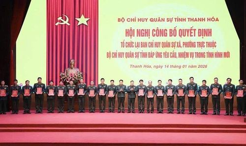 Các đồng chí sĩ quan chính quy nhận quyết định chỉ huy trưởng ban CHQS cấp xã.