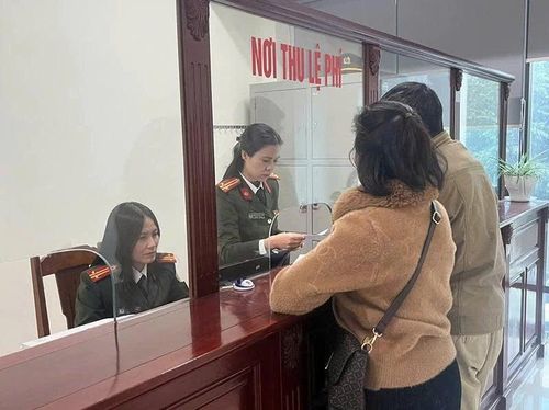 Cán bộ, chiến sĩ Phòng Quản lý xuất nhập cảnh (Công an tỉnh) hướng dẫn làm thủ tục cho người nước ngoài.