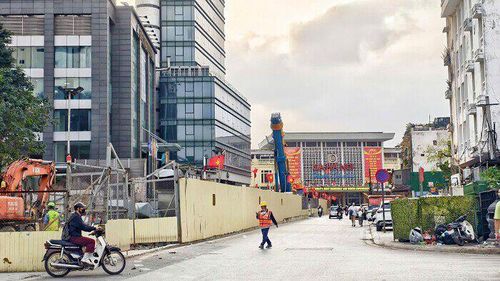 Vị trí ga ngầm S12 của tuyến metro nằm trước cổng ga Hà Nội. (Ảnh: Di Anh).