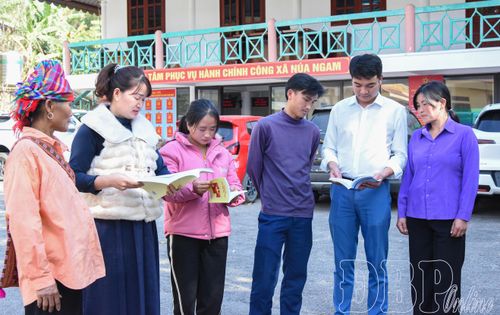 Anh Đinh Văn Thắng (áo trắng), cán bộ biệt phái hỗ trợ công tác chuẩn bị bầu cử tại xã Núa Ngam.