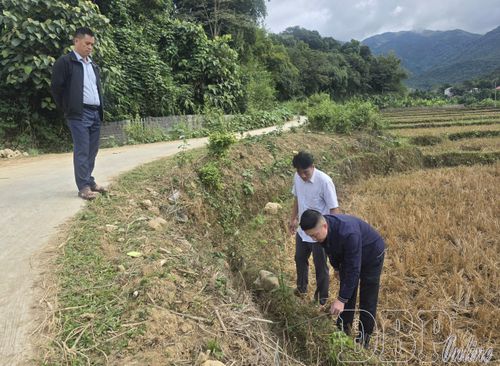 Anh Hoàng Văn Sơn (người cầm thước) biệt phái về xã Mường Lạn, hỗ trợ xã trong lĩnh vực giao thông – xây dựng. 