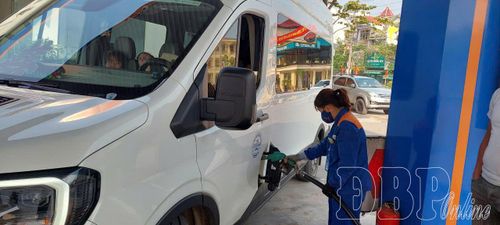 Công ty Xăng dầu Điện Biên đảm bảo nguồn xăng dầu phục vụ nhu cầu tiêu dùng của người dân. 