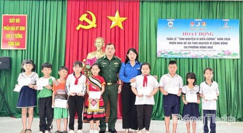 Ban Tổ chức trao học bổng cho học sinh.