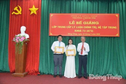 Trao Giấy khen cho 2 học viên đạt thành tích tốt trong học tập.