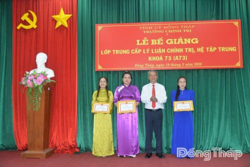 Trao Giấy khen cho 3 học viên có thành tích tốt trong rèn luyện và hoạt động phong trào.