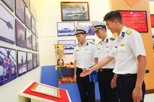 Tham quan phòng truyền thống lữ đoàn.