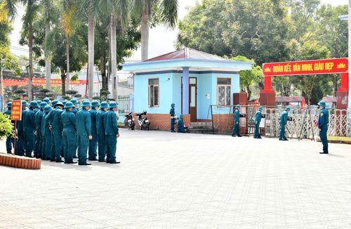Lực lượng dân quân xã Phong Thổ huấn luyện chiến thuật bảo vệ cơ quan. 